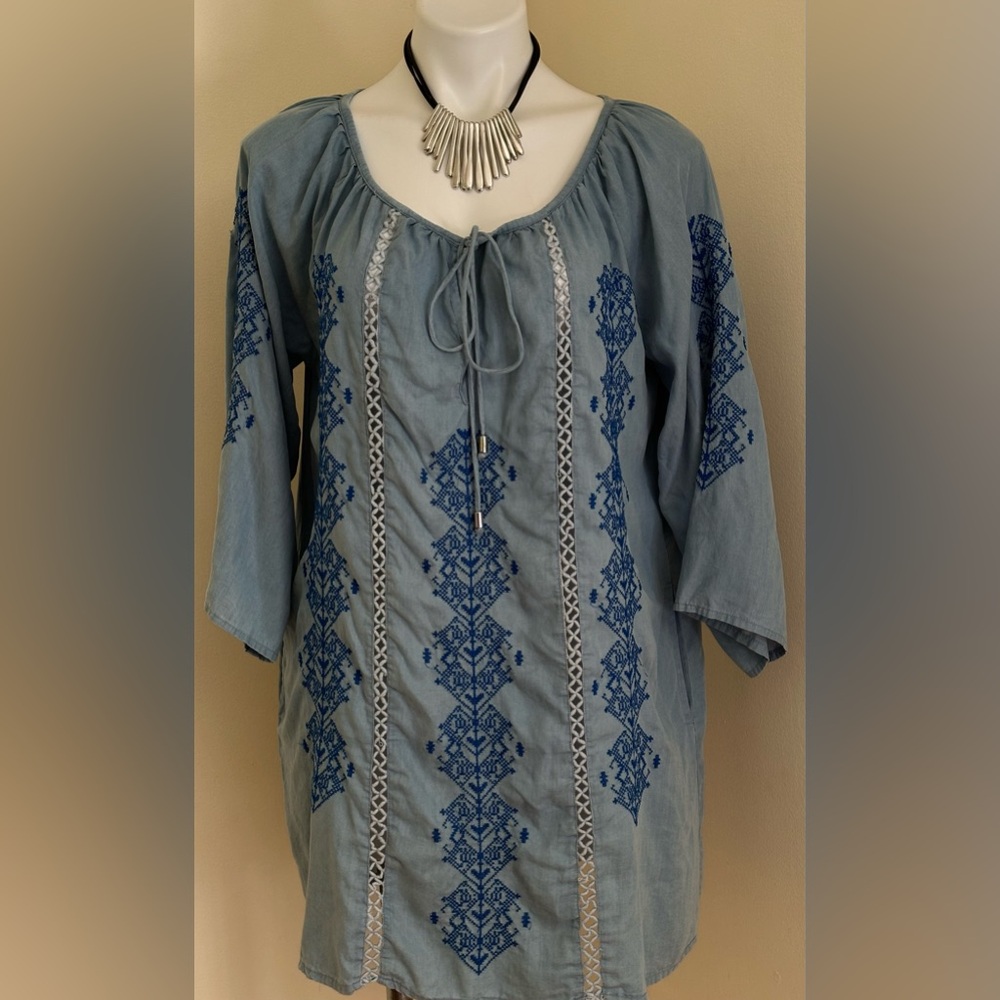 Blue Island Blue Embroidered Tunic 3/4th Sleeves. Key Hole Tie In Front Sz L.